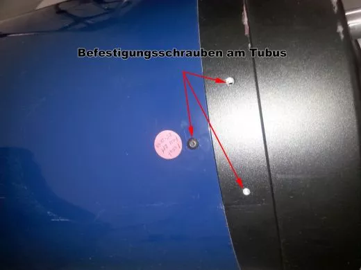 Um einen Tubus aus der Meade LX-Gabelmontierung (oder hnlicher) zu lsen bzw. entfernen, muss man an der Unterseite der Montierung vier Schrauben lsen