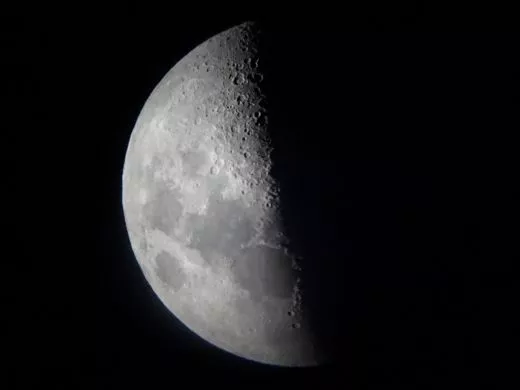 Mond und Sonne durch das Okular des SkyWatcher Dobson 150P