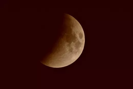 Mond mit Skywatcher Evostar-120 auf N-EQ5 120mm 1000mm f/8,3 Refraktor Teleskop
