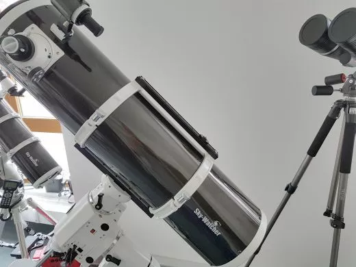 On request, we can mount a second prism rail on top of the pipe clamps (carrying handle)