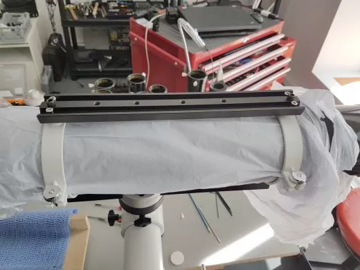 The distance between the prism rail and the carrying handle can be increased using a screw nut.