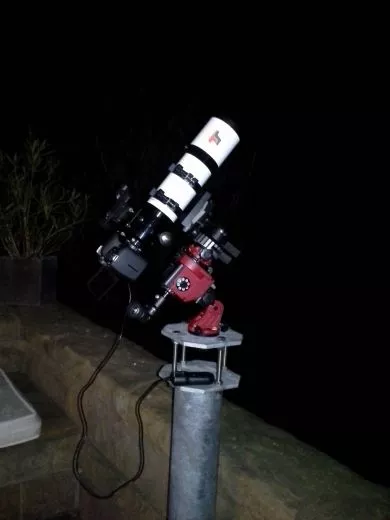 Interessantes Setup mit SkyWatcher Star Adventurer, TS APO 65Q, Canon EOS 700D auf einer Sule:
