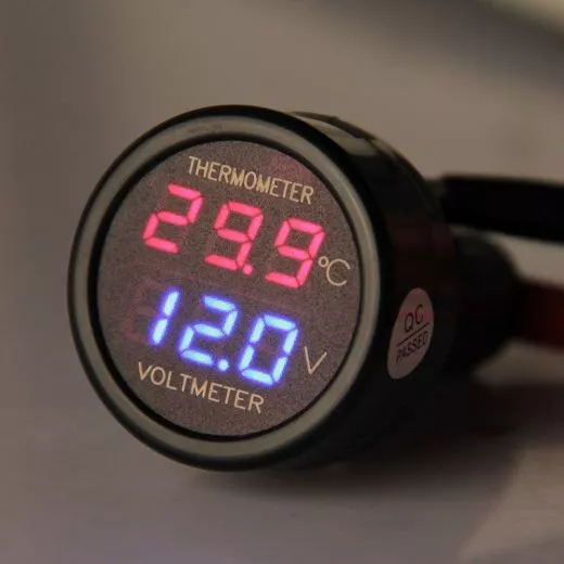 Digitale Temperatur- und Spannungsanzeige fr Zigarettenanznder 12-24V