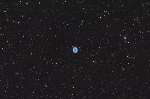 M57 (Ringnebel) mit SkyWatcher Explorer-200PDS Teleskop, EQ-6 Pro Montierung und Canon EOS 100d:
