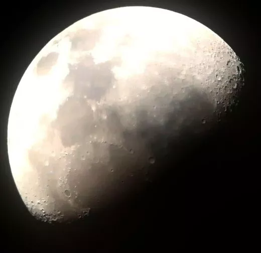 Mond mit Smartphone mit Skywatcher Explorer 200PDS und Parallaktische GoTo Montierung NEQ6-R SkyScan