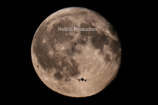 Aufnahme mit Flugzeug vor dem Mond