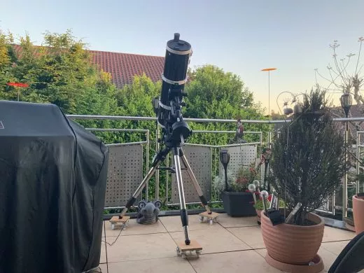 Eine Lsung um die Montierung mit Teleskop auf dem Balkon oder Terrasse auf Rollen/Rder/Reifen leicht verfahren zu knnen.