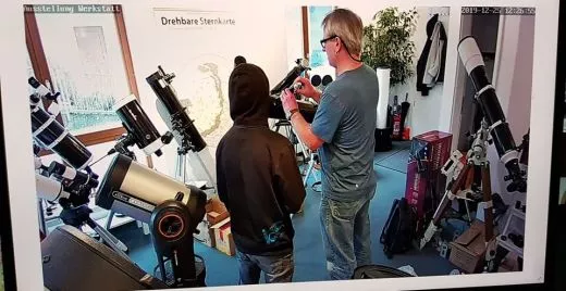 Karl ist nicht der Weihnachtsmann der Geschenke verteilt. Das dachte ich aber nur😄