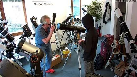 Karl ist nicht der Weihnachtsmann der Geschenke verteilt. Das dachte ich aber nur😄