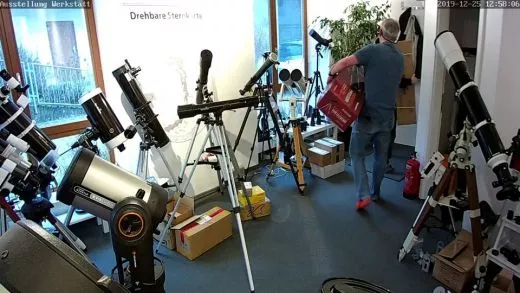 Karl ist nicht der Weihnachtsmann der Geschenke verteilt. Das dachte ich aber nur😄