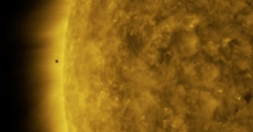 Am 11. November 2019 beobachtete das Solar Dynamics Observatory der NASA, wie sich Merkur ber die Sonne bewegt