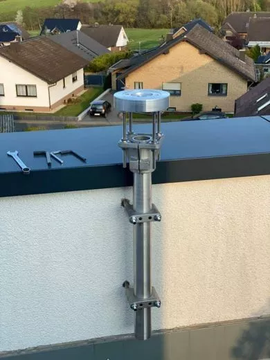 Beispiel einer kleinen Sternwarte auf dem Balkon mit Sule fr die Montierung an der Brstung
