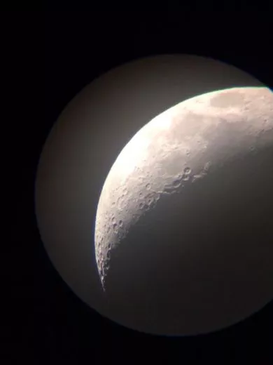 Mond durch das Teleskop Skywatcher Evostar-90 mit dem Smartphone
