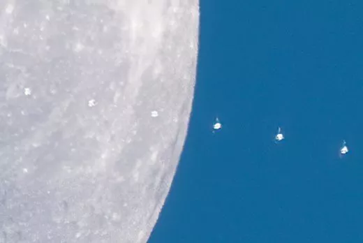 ISS Raumstation vor der Sonne und Mond mit SkyMax 127 Teleskop