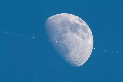 ISS Raumstation vor der Sonne und Mond mit SkyMax 127 Teleskop