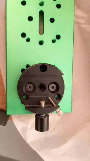 Doppelbefestigung / Doppelschiene aus Prismenschiene und zwei Prismenklemmen zusammengestellt