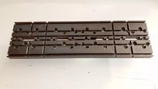 Prototyp einer Universal-Montageplatte zur Befestigung verschiedener Dinge