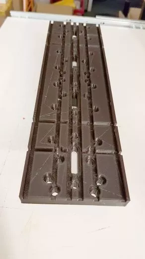 Prototyp einer Universal-Montageplatte zur Befestigung verschiedener Dinge