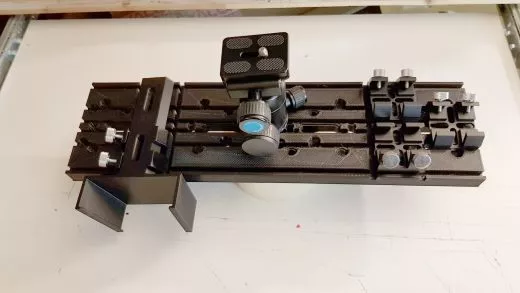 Prototyp einer Universal-Montageplatte zur Befestigung verschiedener Dinge