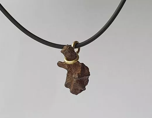 Meteorit Sericho, Stein-Eisen, 750/- Gold.