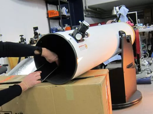 Stray light suppression in a Newtonian with anti-reflective paint or