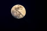 Mond mit Flugzeug mit Skywatcher 102/500 + Canon 6D Kamera