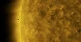 Am 11. November 2019 beobachtete das Solar Dynamics Observatory der NASA, wie sich Merkur ber die Sonne bewegt