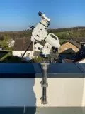 Beispiel einer kleinen Sternwarte auf dem Balkon mit Sule fr die Montierung an der Brstung