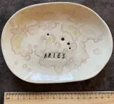 Astro: STERNZEICHEN Porzellan-Schale/Teller von Hand aus Porzellan gefertigt. Jeder Artikel ist einzigartig.
