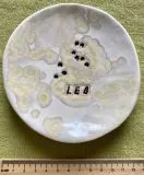 Astro: STERNZEICHEN Porzellan-Schale/Teller von Hand aus Porzellan gefertigt. Jeder Artikel ist einzigartig.