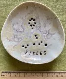 Astro: STERNZEICHEN Porzellan-Schale/Teller von Hand aus Porzellan gefertigt. Jeder Artikel ist einzigartig.