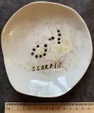 Astro: STERNZEICHEN Porzellan-Schale/Teller von Hand aus Porzellan gefertigt. Jeder Artikel ist einzigartig.