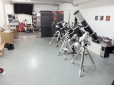 Teilansicht unserer Astronomie-Ausstellung mit verschiedenen Teleskopen zur Ansicht.