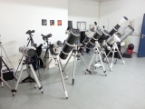 Teilansicht unserer Astronomie-Ausstellung mit verschiedenen Teleskopen zur Ansicht.