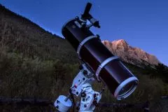Eine Stimmungsaufnahme eines Sternfreundes in den Alpen