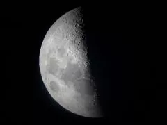 Mond und Sonne durch das Okular des SkyWatcher Dobson 150P