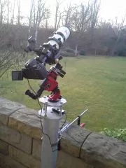 Interessantes Setup mit SkyWatcher Star Adventurer, TS APO 65Q, Canon EOS 700D auf einer Sule: