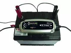 Professional charger for rechargeable batteries with automatic temperature compensation, 12 V / 5A
