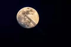 Mond mit Flugzeug mit Skywatcher 102/500 + Canon 6D Kamera