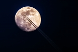 Mond mit Flugzeug mit Skywatcher 102/500 + Canon 6D Kamera