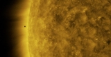Am 11. November 2019 beobachtete das Solar Dynamics Observatory der NASA, wie sich Merkur über die Sonne bewegt