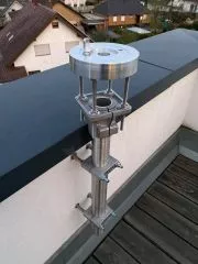Beispiel einer kleinen Sternwarte auf dem Balkon mit Sule fr die Montierung an der Brstung