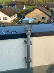 Beispiel einer kleinen Sternwarte auf dem Balkon mit Sule fr die Montierung an der Brstung
