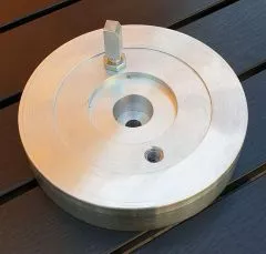 Beispiel einer kleinen Sternwarte auf dem Balkon mit Sule fr die Montierung an der Brstung