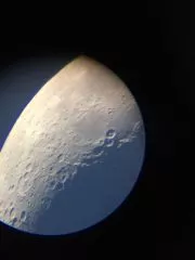 Mond durch das Teleskop Skywatcher Evostar-90 mit dem Smartphone