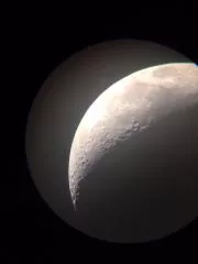Mond durch das Teleskop Skywatcher Evostar-90 mit dem Smartphone