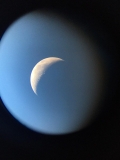 Mond durch das Teleskop Skywatcher Evostar-90 mit dem Smartphone