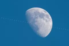 ISS Raumstation vor der Sonne und Mond mit SkyMax 127 Teleskop