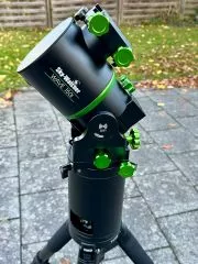 The Skywatcher Wave 150i fits the ZWO tripod extension PE200 and the ZWO carbon tripod TC40 (for AM5N / AM3N)
